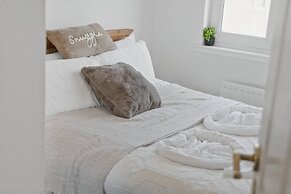 Cozy Edinburgh 2BR With CAR Parking