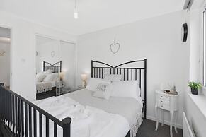Cozy Edinburgh 2BR With CAR Parking