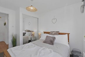 Cozy Edinburgh 2BR With CAR Parking