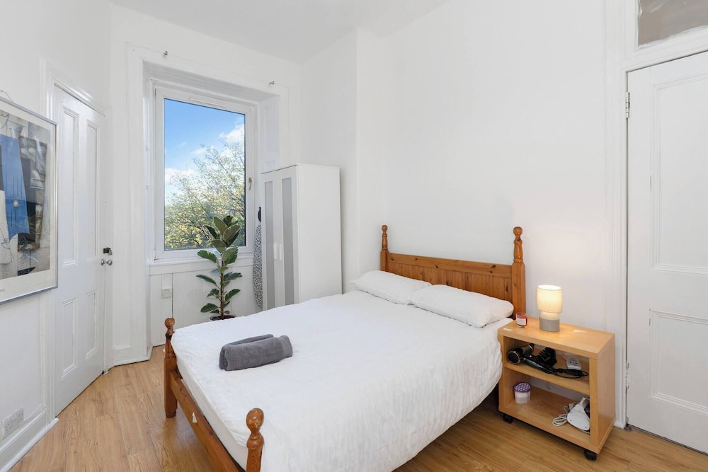 Bright 2 Bedroom Flat on Leith Walk