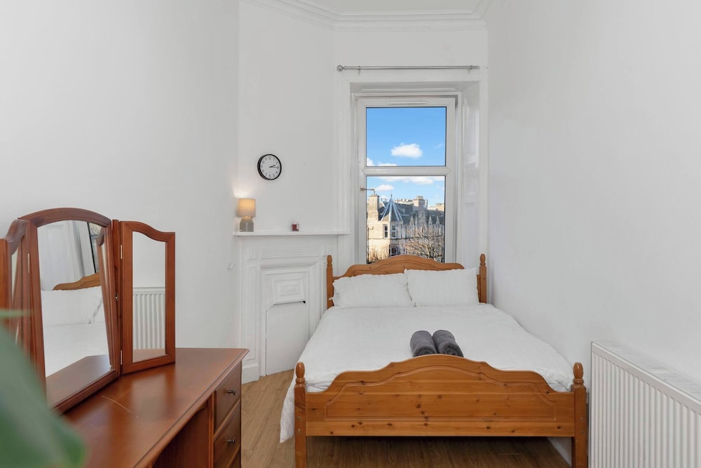 Bright 2 Bedroom Flat on Leith Walk