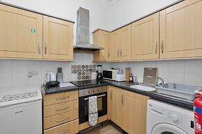 Bright 2 Bedroom Flat on Leith Walk