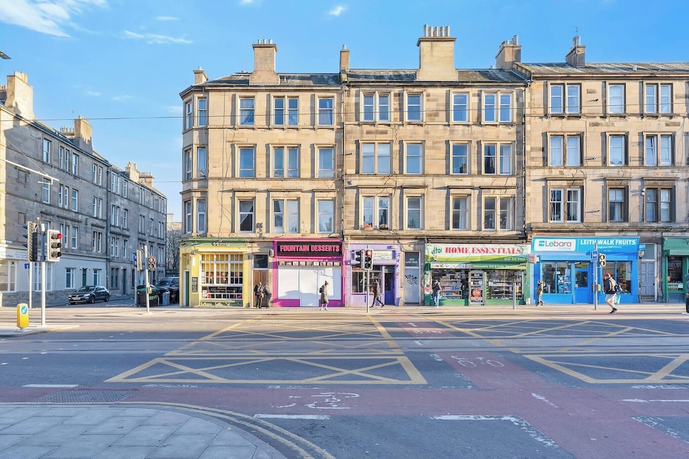 Bright 2 Bedroom Flat on Leith Walk
