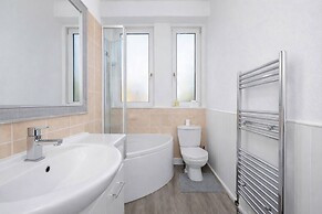 Bright 2 Bedroom Flat on Leith Walk