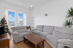 Bright 2 Bedroom Flat on Leith Walk