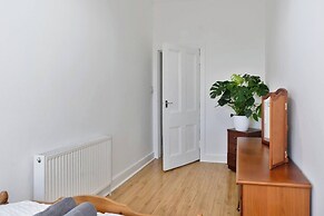 Bright 2 Bedroom Flat on Leith Walk