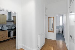 Bright 2 Bedroom Flat on Leith Walk