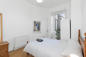 Bright 2 Bedroom Flat on Leith Walk