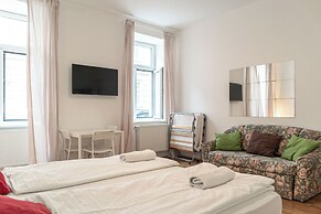 Welcoming 3BR Apt Steps From Belvedere