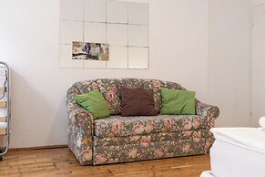 Welcoming 3BR Apt Steps From Belvedere