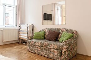 Welcoming 3BR Apt Steps From Belvedere