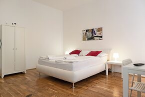 Welcoming 3BR Apt Steps From Belvedere
