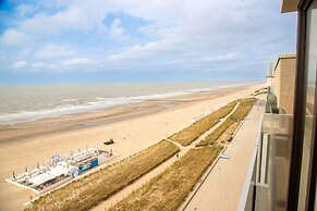 Apartment With Frontal sea View on the Seaside