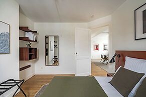 A Place - Schuttershofstraat 1