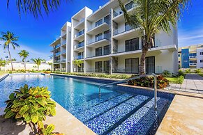Stylish 1BR Apartment – Pool Access, Close to Beach