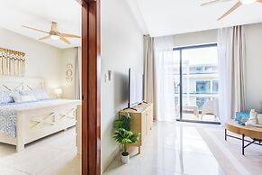 Stylish 1BR Apartment – Pool Access, Close to Beach