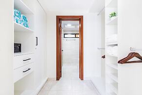 Stylish 1BR Apartment – Pool Access, Close to Beach