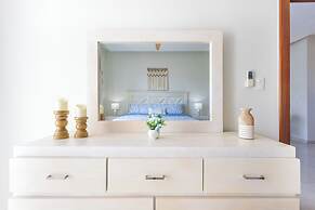 Stylish 1BR Apartment – Pool Access, Close to Beach