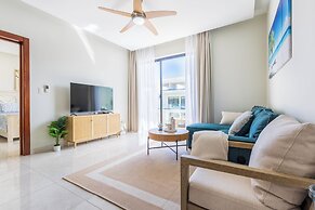 Stylish 1BR Apartment – Pool Access, Close to Beach