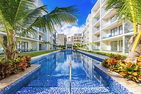 Stylish 1BR Apartment – Pool Access, Close to Beach
