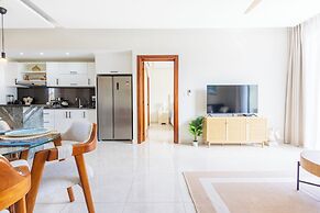 Stylish 1BR Apartment – Pool Access, Close to Beach