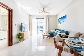 Stylish 1BR Apartment – Pool Access, Close to Beach