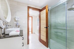Stylish 1BR Apartment – Pool Access, Close to Beach