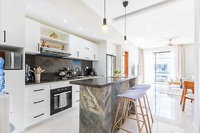 Stylish 1BR Apartment – Pool Access, Close to Beach