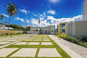 Stylish 1BR Apartment – Pool Access, Close to Beach