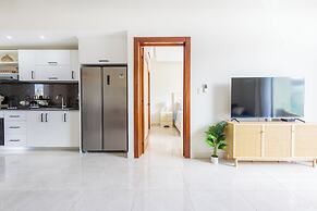 Stylish 1BR Apartment – Pool Access, Close to Beach