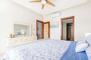 Stylish 1BR Apartment – Pool Access, Close to Beach