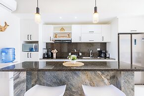Stylish 1BR Apartment – Pool Access, Close to Beach