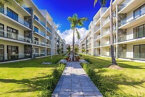 Stylish 1BR Apartment – Pool Access, Close to Beach