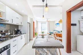 Stylish 1BR Apartment – Pool Access, Close to Beach