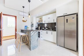 Stylish 1BR Apartment – Pool Access, Close to Beach