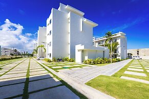 Stylish 1BR Apartment – Pool Access, Close to Beach