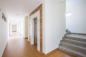 Stylish 1BR Apartment – Pool Access, Close to Beach