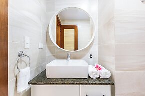 Stylish 1BR Apartment – Pool Access, Close to Beach