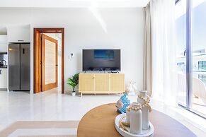 Stylish 1BR Apartment – Pool Access, Close to Beach