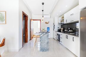 Stylish 1BR Apartment – Pool Access, Close to Beach