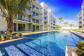 Stylish 1BR Apartment – Pool Access, Close to Beach