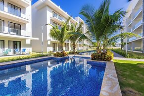 Stylish 1BR Apartment – Pool Access, Close to Beach