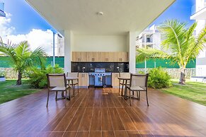 Stylish 1BR Apartment – Pool Access, Close to Beach