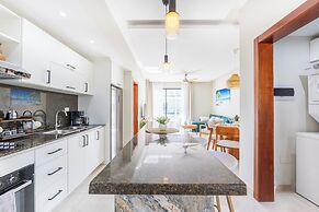 Stylish 1BR Apartment – Pool Access, Close to Beach