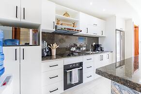 Stylish 1BR Apartment – Pool Access, Close to Beach