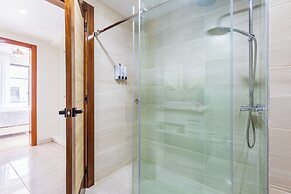 Stylish 1BR Apartment – Pool Access, Close to Beach