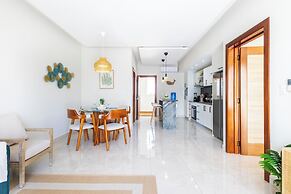 Stylish 1BR Apartment – Pool Access, Close to Beach