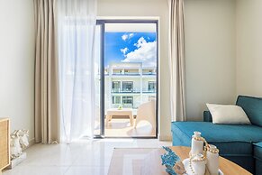 Stylish 1BR Apartment – Pool Access, Close to Beach
