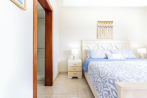 Stylish 1BR Apartment – Pool Access, Close to Beach