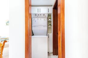Stylish 1BR Apartment – Pool Access, Close to Beach